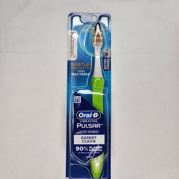 Oral-B Pulsar Expert Clean Battery Toothbrush with Microban, Medium, Green - Picture 1 of 3